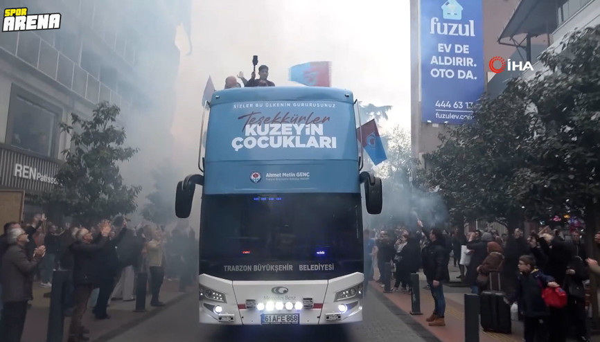Trabzonspor U19 takımı, Avrupa ikinciliğini taraftarıyla kutladı