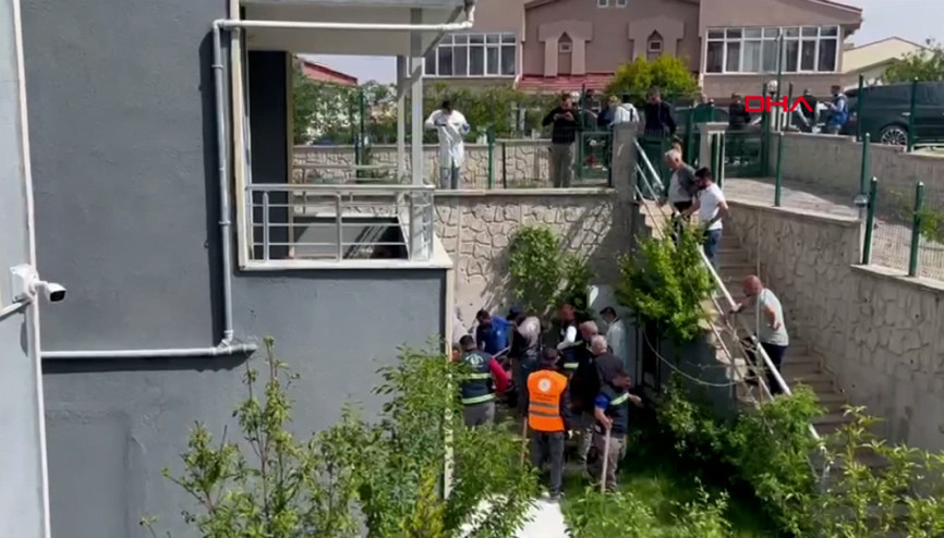 Köpekleri sahiplenip öldürdüğü iddia edilen doktorun evinin bahçesinde kazı yapıldı