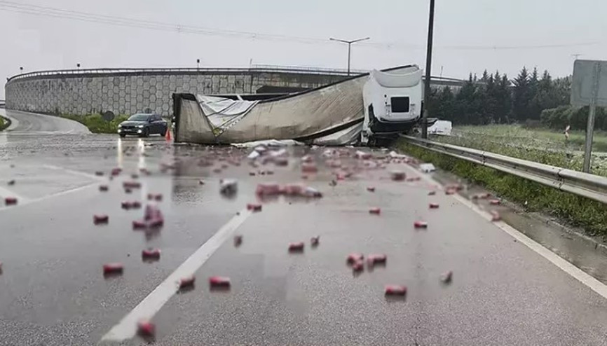 Bursada devrilen TIR’ın dorsesinde yüklü içki kutuları yola saçıldı