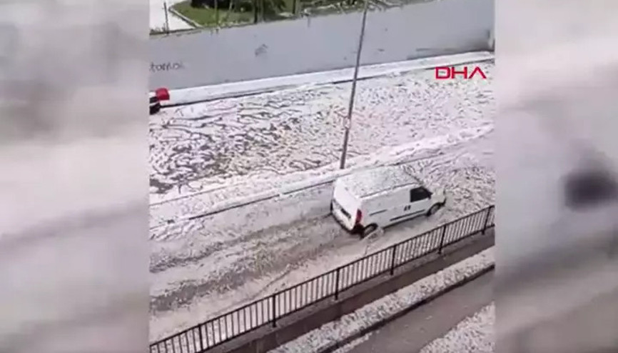 Ankarada sağanak ve dolu yağışı etkili oldu