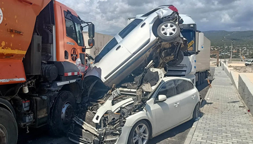 Mersinde faciadan dönüldü Kontrolden çıkan kamyon, 15 araca çarptı