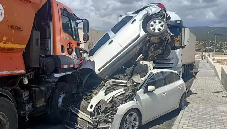 Mersinde faciadan dönüldü Kontrolden çıkan kamyon, 15 araca çarptı