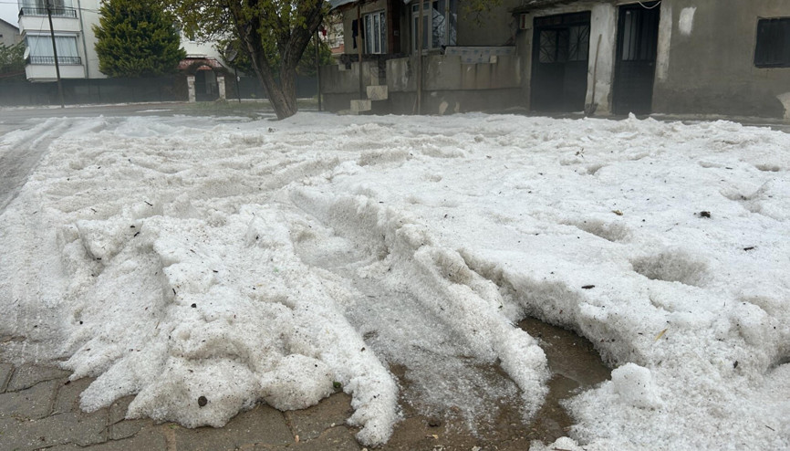 Sivaslıda sağanak ve dolu etkili oldu