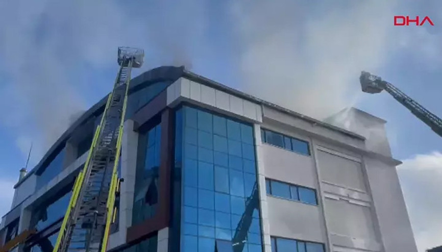 Esenyurtta 3 katlı tekstil fabrikasında yangın