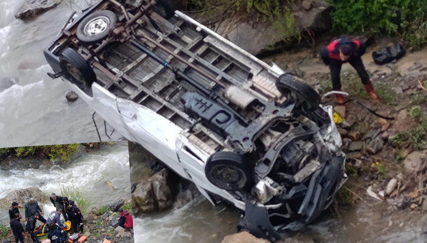 Minibüs dereye devrildi: 2 ölü, 3 yaralı Minibüs dereye devrildi: 2 ölü, 3 yaralı