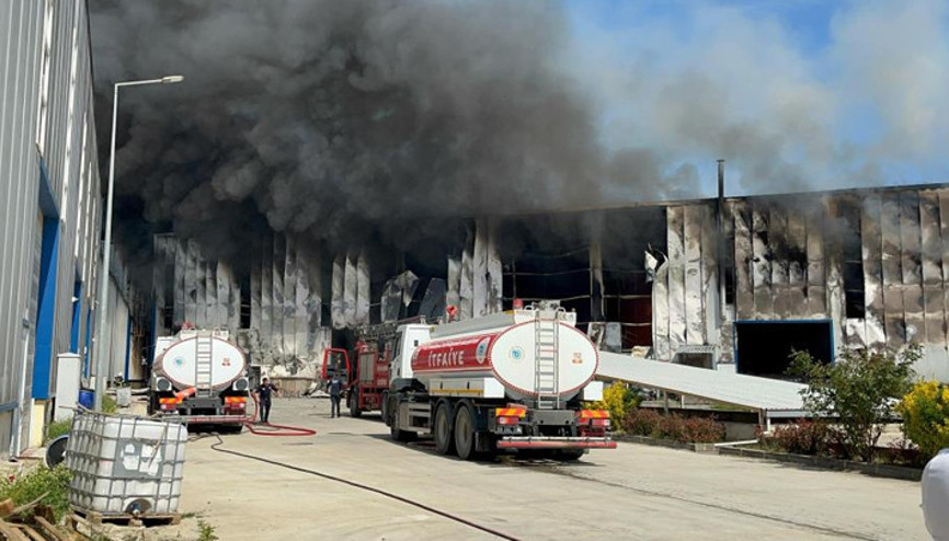 Son dakika... Tekirdağda fabrika yangını Üst üste patlama sesleri duyuldu