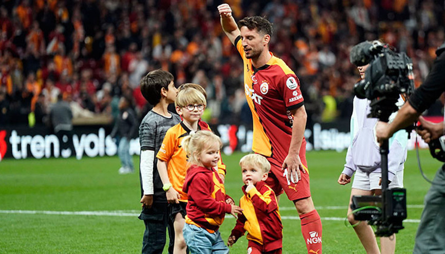 Galatasarayda maç sonu 3lüsü Mertens ve Musleradan
