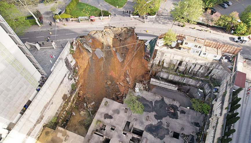 Sarıyer’de yol çöktü
