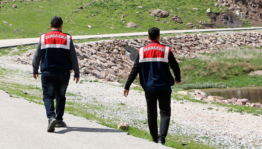 Havalar ısınınca jandarma teyakkuza geçti Bölgeye gelenler tek tek uyarılıyor: Cezası 557 bin 212 TL Havalar ısınınca jandarma teyakkuza geçti Bölgeye gelenler tek tek uyarılıyor: Cezası 557 bin 212 TL