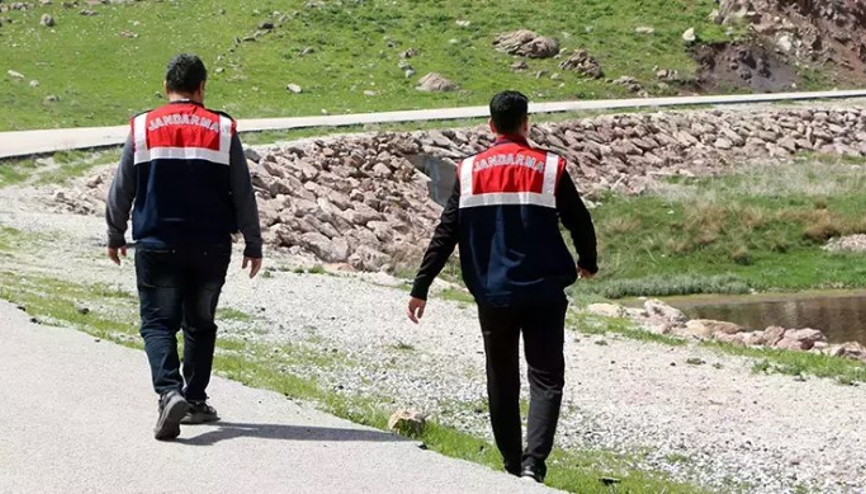 Yüksekova’da ters laleleri jandarma ekipleri koruyor Yüksekova’da ters laleleri jandarma ekipleri koruyor