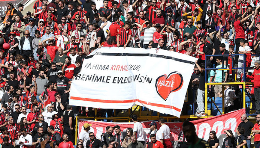 Gençlerbirliği tribününde sürpriz evlilik teklifi