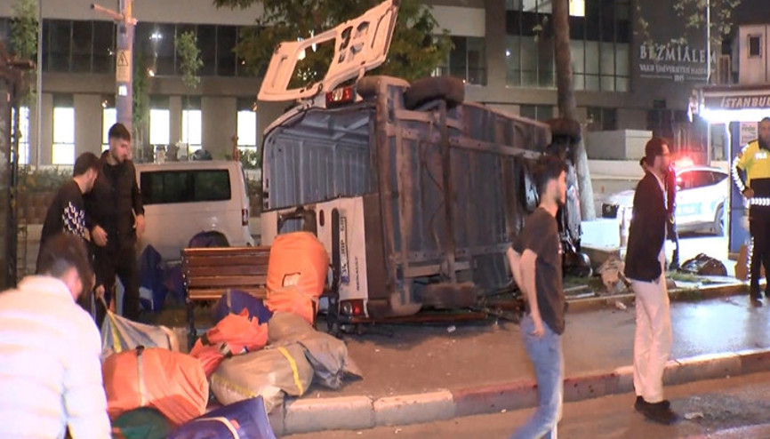 Fatihte kaldırıma çıkan minibüs devrildi