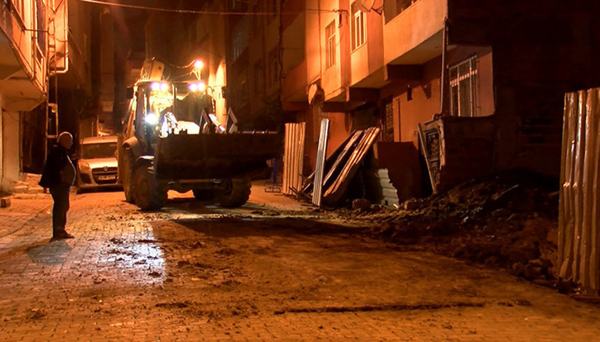 İstanbulda toprak kayması: Yana doğru eğilen bina boşaltıldı İstanbulda toprak kayması: Yana doğru eğilen bina boşaltıldı