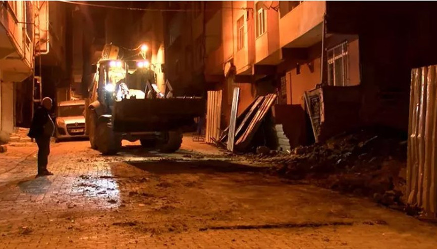 Bağcılar’da toprak kayması sebebiyle yana doğru eğilen bina boşaltıldı Bağcılar’da toprak kayması sebebiyle yana doğru eğilen bina boşaltıldı