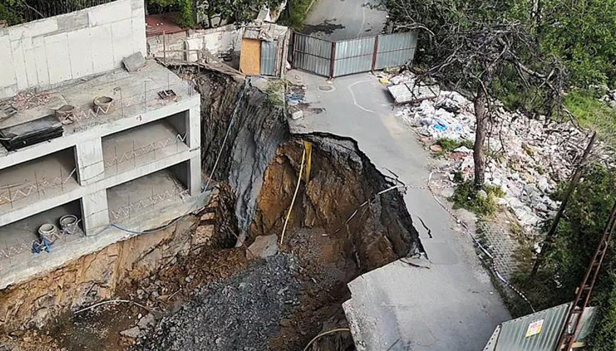 İstanbulda inşaat çalışması sırasında yol çöktü: Ekipler çevrede önlem aldı İstanbulda inşaat çalışması sırasında yol çöktü: Ekipler çevrede önlem aldı