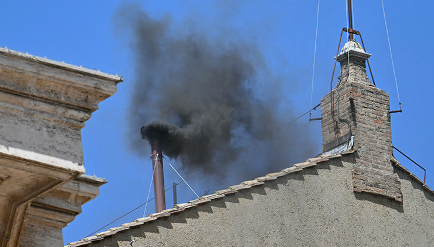 Gözler Vatikanda: Siyah duman yükseldi