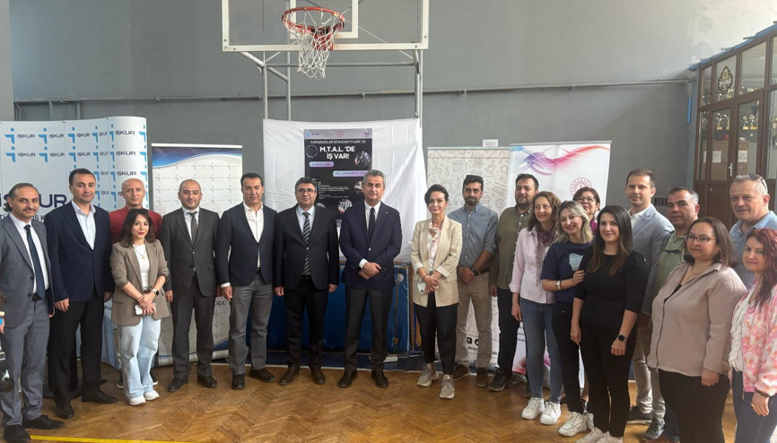 Karabağlar’da “İş var” diyen fuar: Öğrenciler gelecekleriyle buluştu