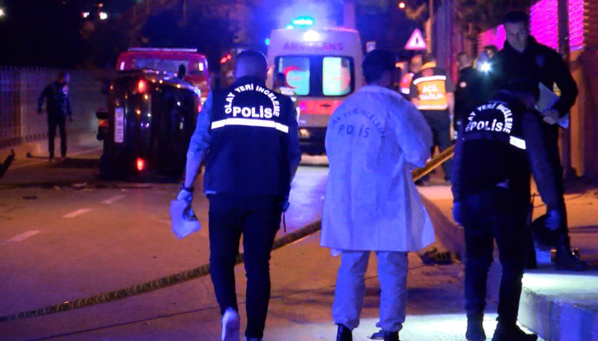 İstanbul - Kartalda otomobil kaldırıma çarpıp devrildi: 1 ölü İstanbul - Kartalda otomobil kaldırıma çarpıp devrildi: 1 ölü