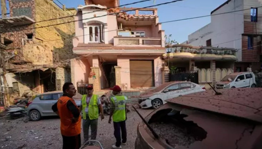 Pakistan ordusu, Hindistan’dan atılan 5 füzenin Pencap’ı hedef aldığını açıkladı Pakistan ordusu, Hindistan’dan atılan 5 füzenin Pencap’ı hedef aldığını açıkladı