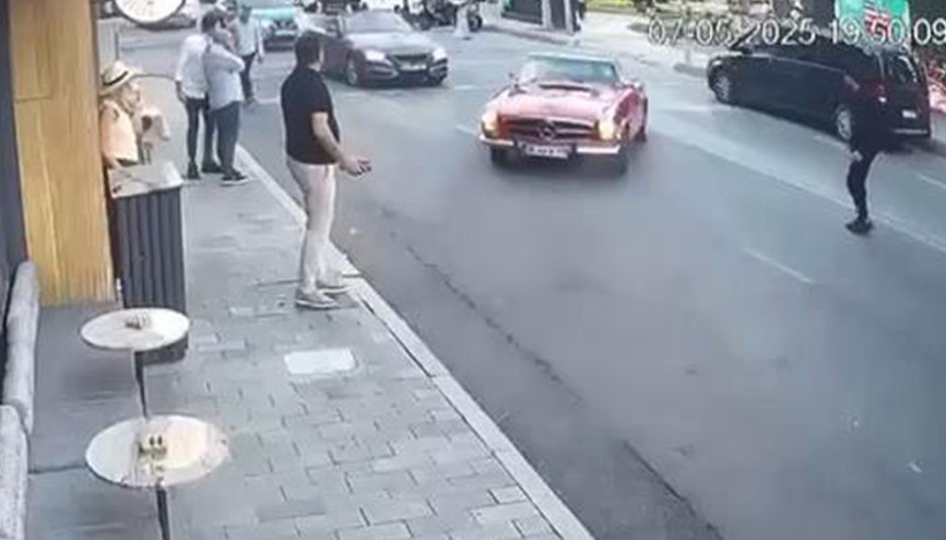 Vale, teslim aldığı klasik araçla böyle kaza yaptı Vale, teslim aldığı klasik araçla böyle kaza yaptı