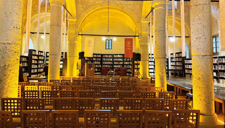 Tarihi kilise artık kütüphane