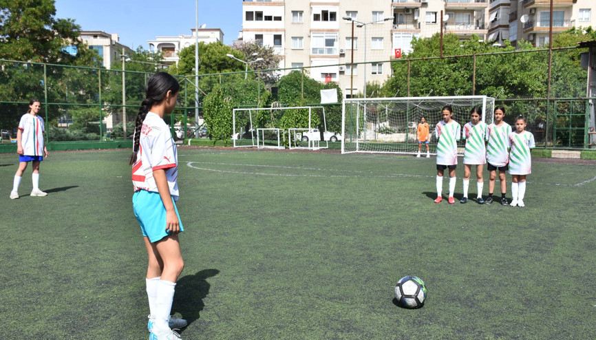 İzmirde Kız Öğrenciler İçin Futbol Turnuvası