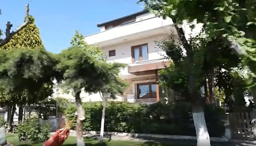 Ünlü şarkıcı 4 katlı yazlık evinin kapılarını açtı... Her odası ayrı güzel