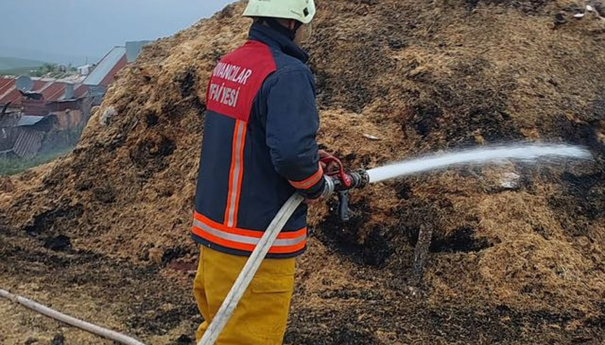 Elazığda Saman Balyaları Alev Aldı Elazığda Saman Balyaları Alev Aldı