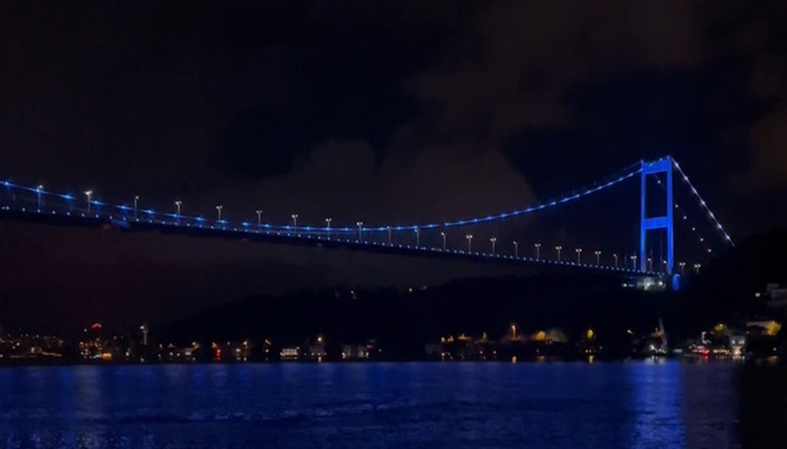 Fatih Sultan Mehmet Köprüsü maviye büründü