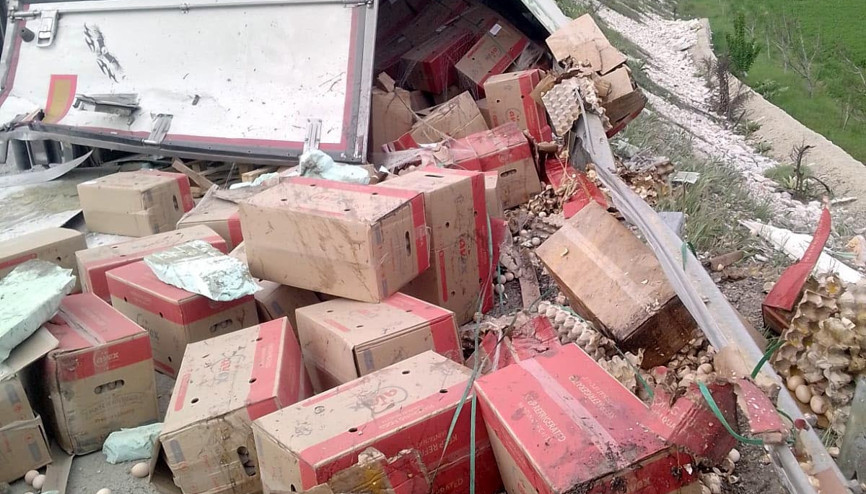 Devrilen TIRdaki yumurtalar yollara saçıldı