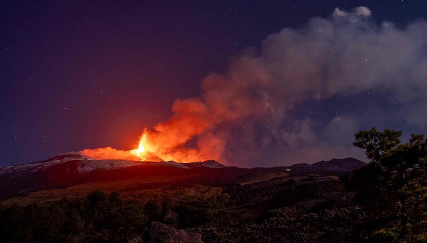 Etna Yanardağı yine kül ve lav püskürttü