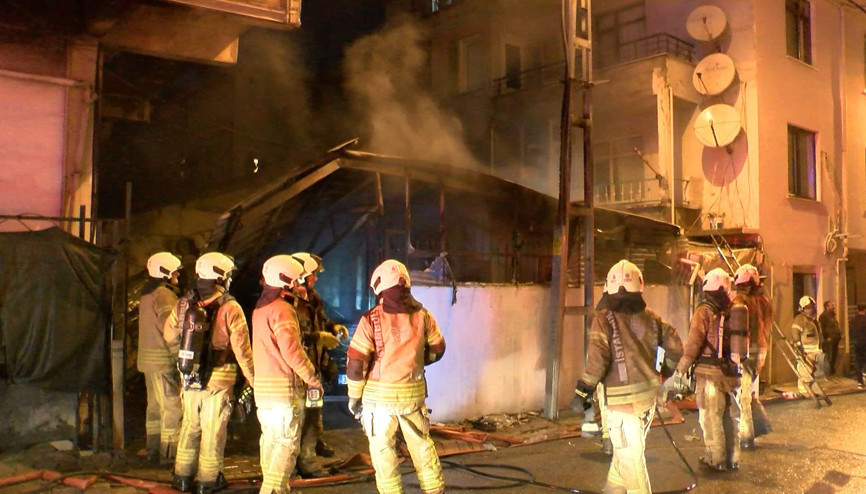 İstanbul - Ümraniye’de gecekondu yangını: bitişikteki binada mahsur kalanları itfaiye kurtardı