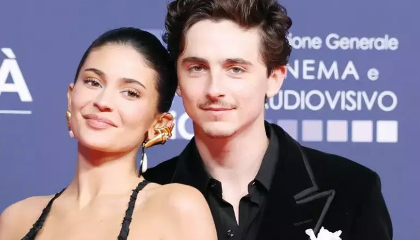 Kimothée nihayet kırmızı halıda el ele