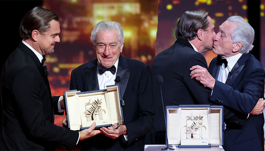 Sahnede yanaklarından öpüp sarıldı: Çırağından ustasına sevgi sözleri… Ödülünü “Hayatımı değiştirdin” diyerek verdi…