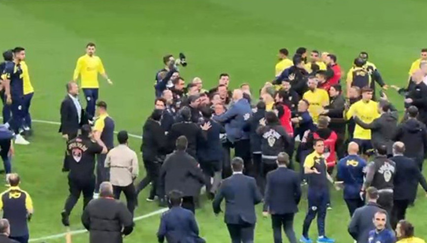 Fenerbahçeli 2 futbolcu hakkında zorla getirme kararı