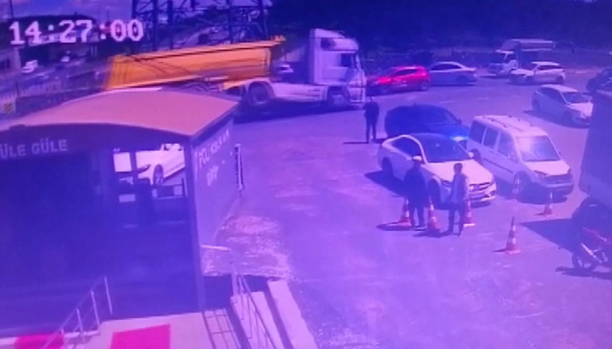 Sultanbeylide dehşete düşüren kaza Hafriyat kamyonu otomobilin üzerine devrildi