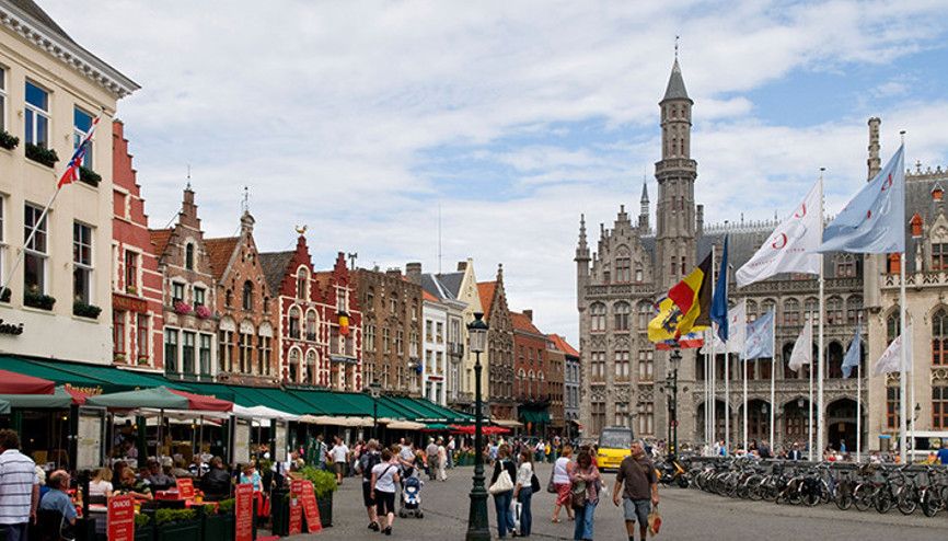 Turistler tarihi kaldırım taşlarını alıp eve götürüyor