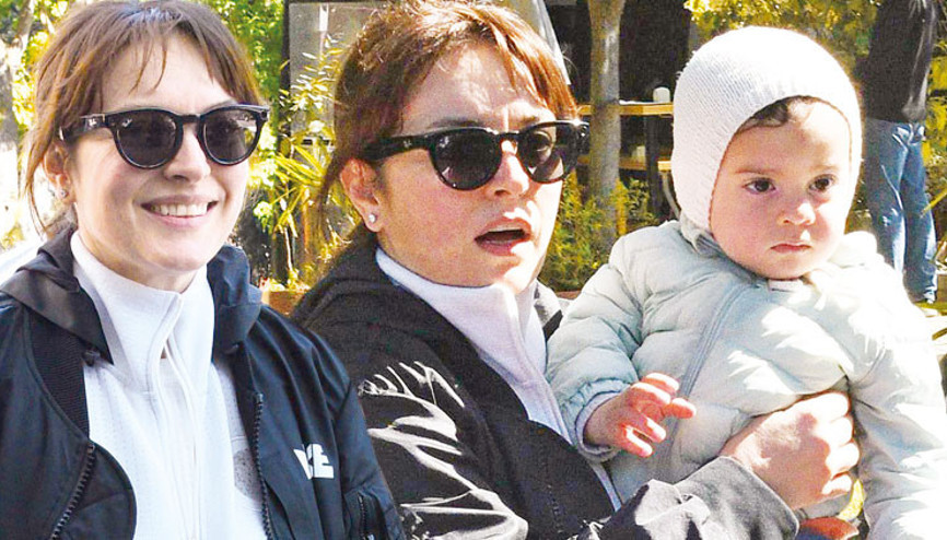 Ezgi Molanın oğlu Can ile park keyfi: Yazı İzmirde geçireceğiz