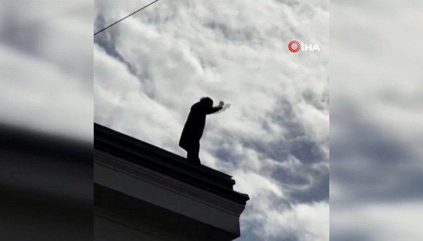 Slovenya’da muhalif milletvekili parlamentonun çatısına çıkarak intihar tehdidinde bulundu