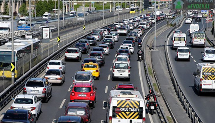 İstanbulda yağış trafiği felç etti Yoğunluğu yüzde 74e çıktı