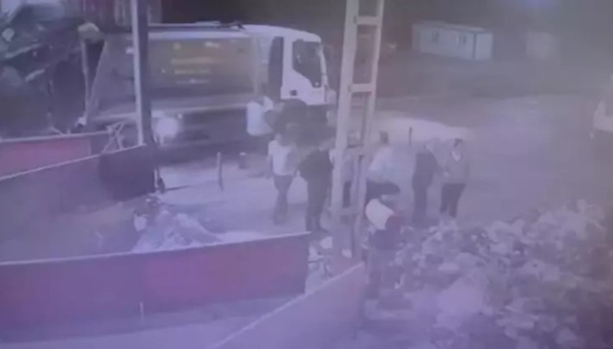 Yanlışlıkla çöpe atılan hatıra kolye 7 ton çöpün içinde bulundu