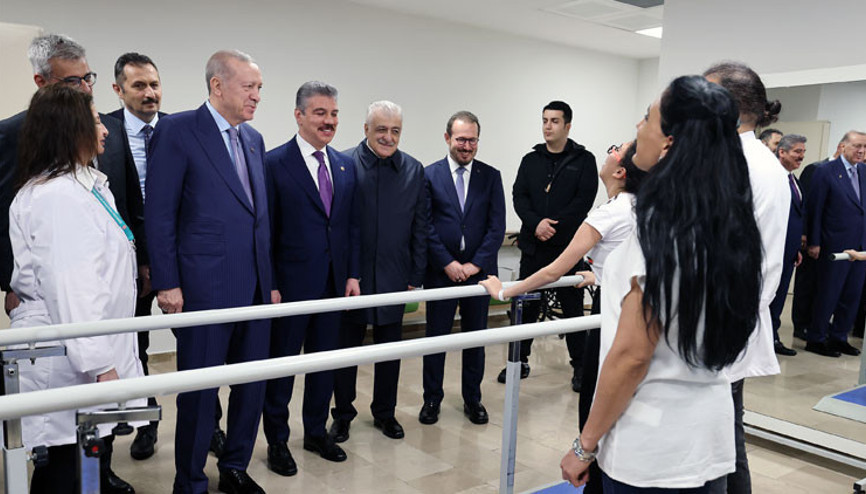 Cumhurbaşkanı Erdoğan, açılışını yaptığı hastanedeki hastaları ziyaret etti