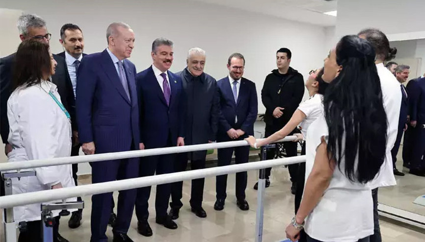 Cumhurbaşkanı Erdoğan, açılışını yaptığı hastanedeki hastaları ziyaret etti