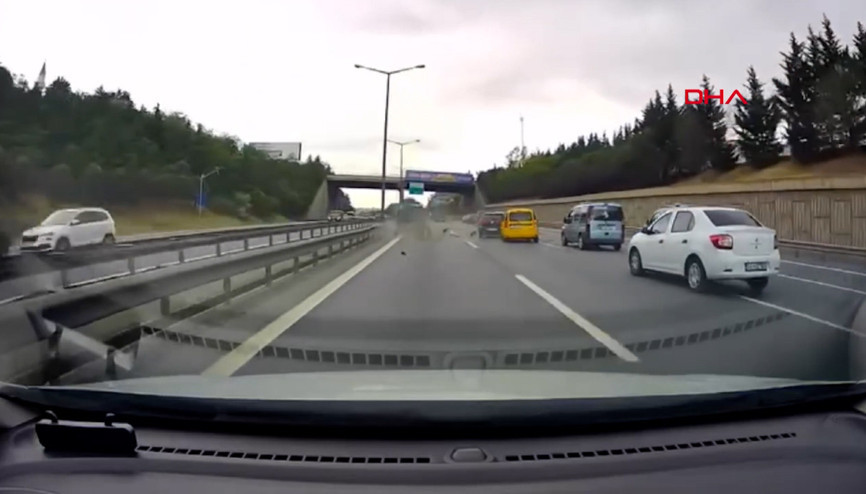 Eyüpsultanda makas atan otomobilin yaptığı kaza kamerada
