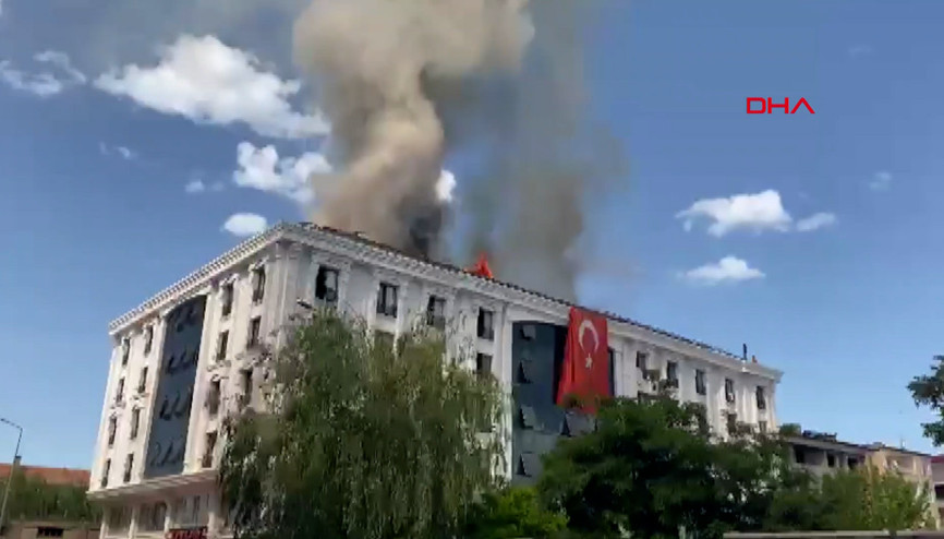 Iğdırda bir öğrenci yurdunun çatı katında yangın