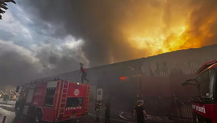 Mersinde fabrikada yangın çıktı
