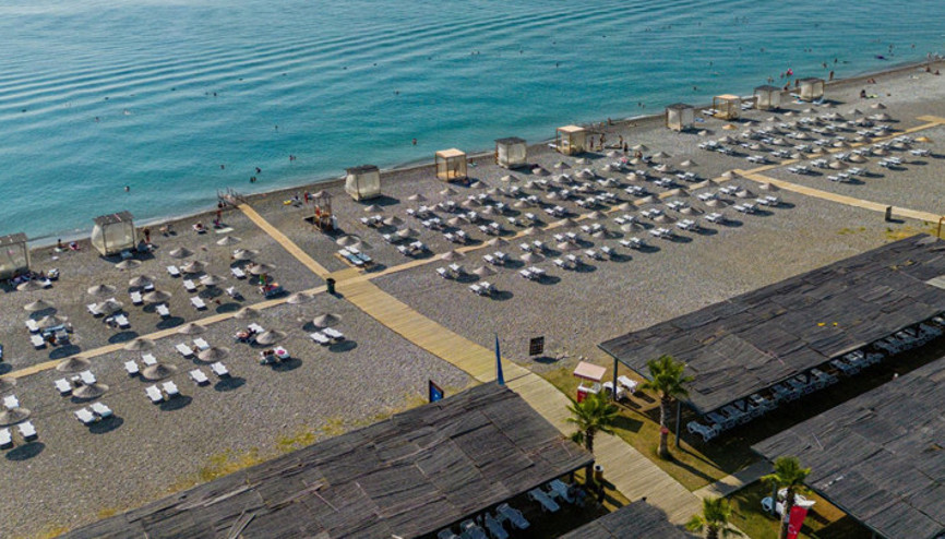 Bodrum Yalıkavak’ta lüksün ortasında halk plajı