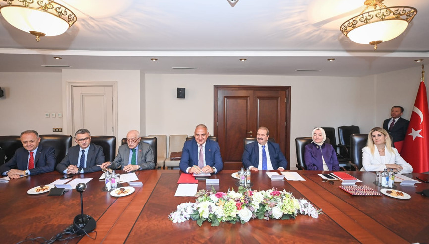 Kültür ve Turizm Bakanı Ersoy, Cumhurbaşkanlığı Kültür ve Sanat Politikaları Kurulu üyeleriyle bir araya geldi
