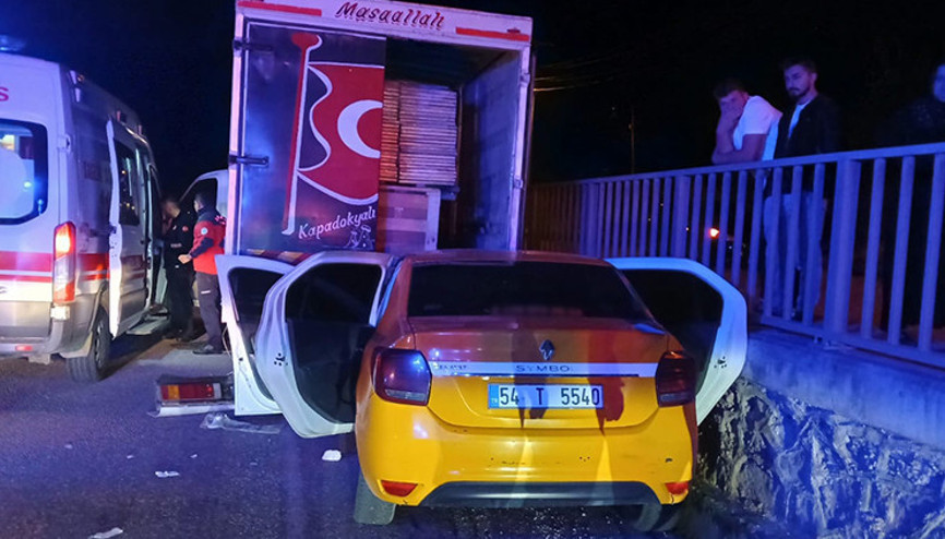 Taksi, kamyonete çarptı 1 can kaybı, 1 yaralı