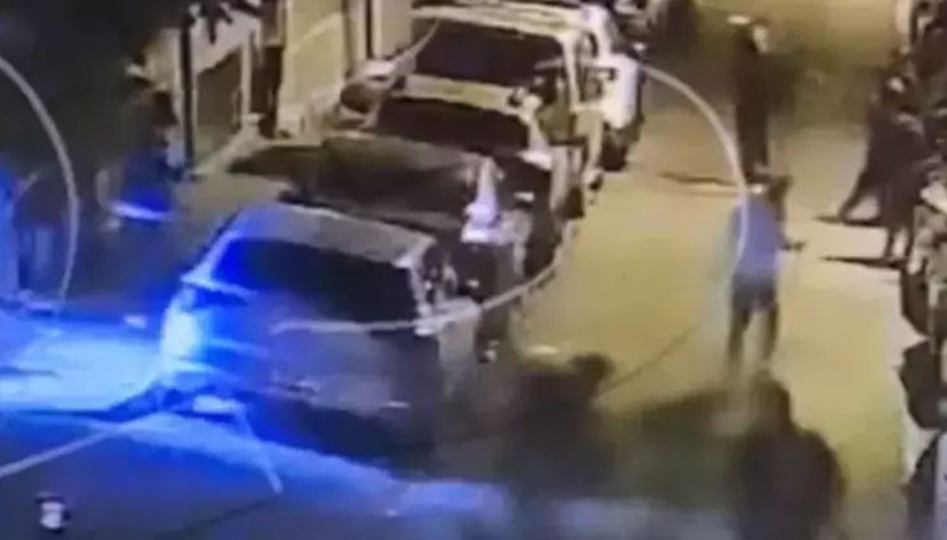 Yan bakma kavgasında kaldırım taşıyla başına vuranlara silahla ateş açtı Yaralılar var Yan bakma kavgasında kaldırım taşıyla başına vuranlara silahla ateş açtı Yaralılar var